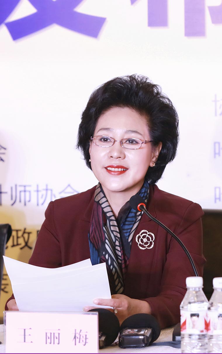 黑龙江省服装行业协会会长、红博商业总经理王丽梅