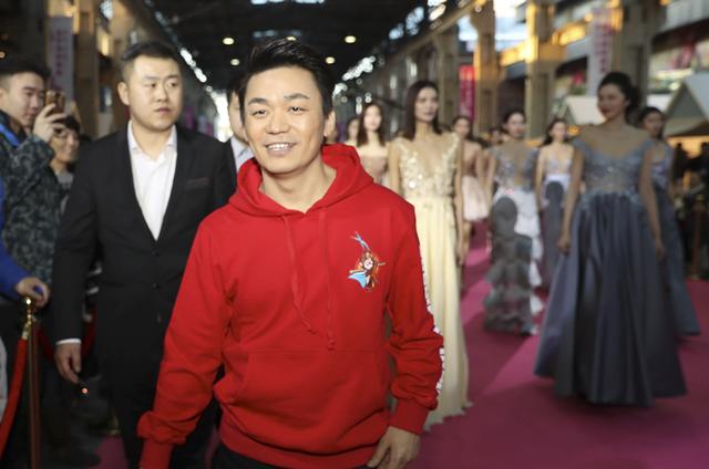 王宝强空降哈尔滨时装周 携百名超模精彩上演T台秀