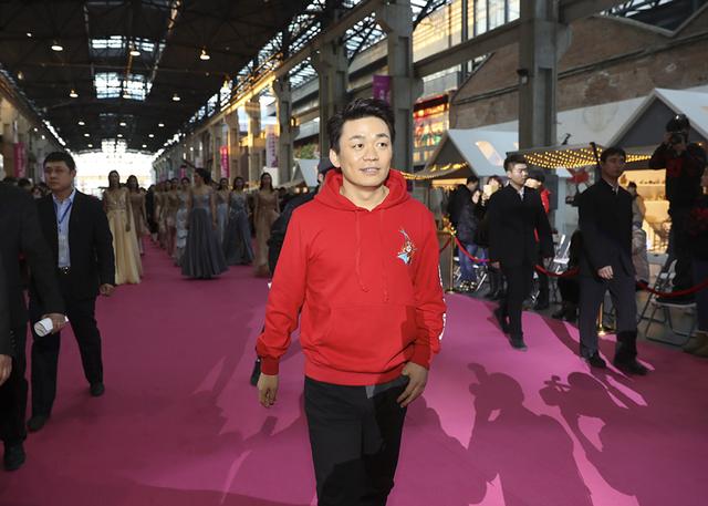 王宝强空降哈尔滨时装周 携百名超模精彩上演T台秀