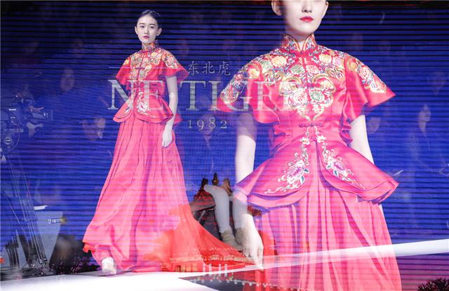 王宝强空降哈尔滨时装周 携百名超模精彩上演T台秀