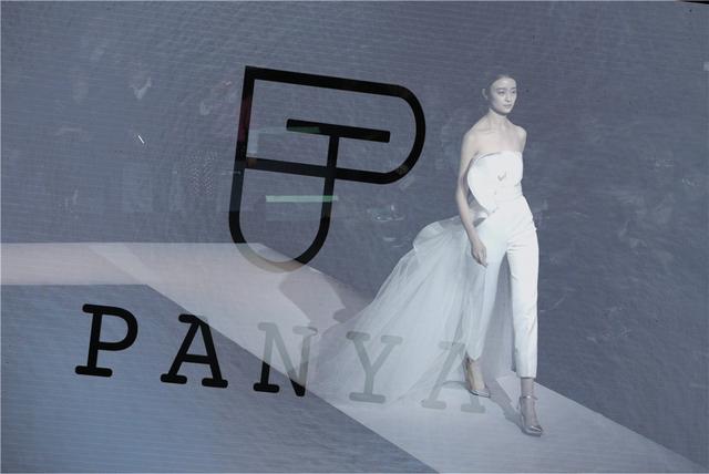 王宝强空降哈尔滨时装周 携百名超模精彩上演T台秀