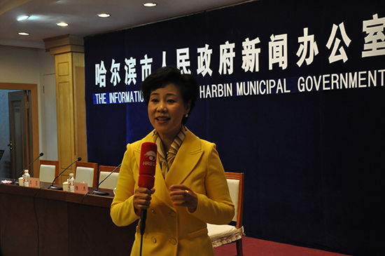 全国人大代表,黑龙江省服装行业协会会长、黑龙江省女企业家协会会长、哈尔滨中华文化促进会副主席 红博商业总经理王丽梅在哈尔滨市人民政府新闻办公室举办的2013哈尔滨国际时装周新闻发布会现场答记者问 全国人大代表,黑龙江省服装行业协会会长、黑龙江省女企业家协会会长、哈尔滨中华文化促进会副主席 红博商业总经理王丽梅在哈尔滨市人民政府新闻办公室举办的2013哈尔滨国际时装周新闻发布会现场答记者问