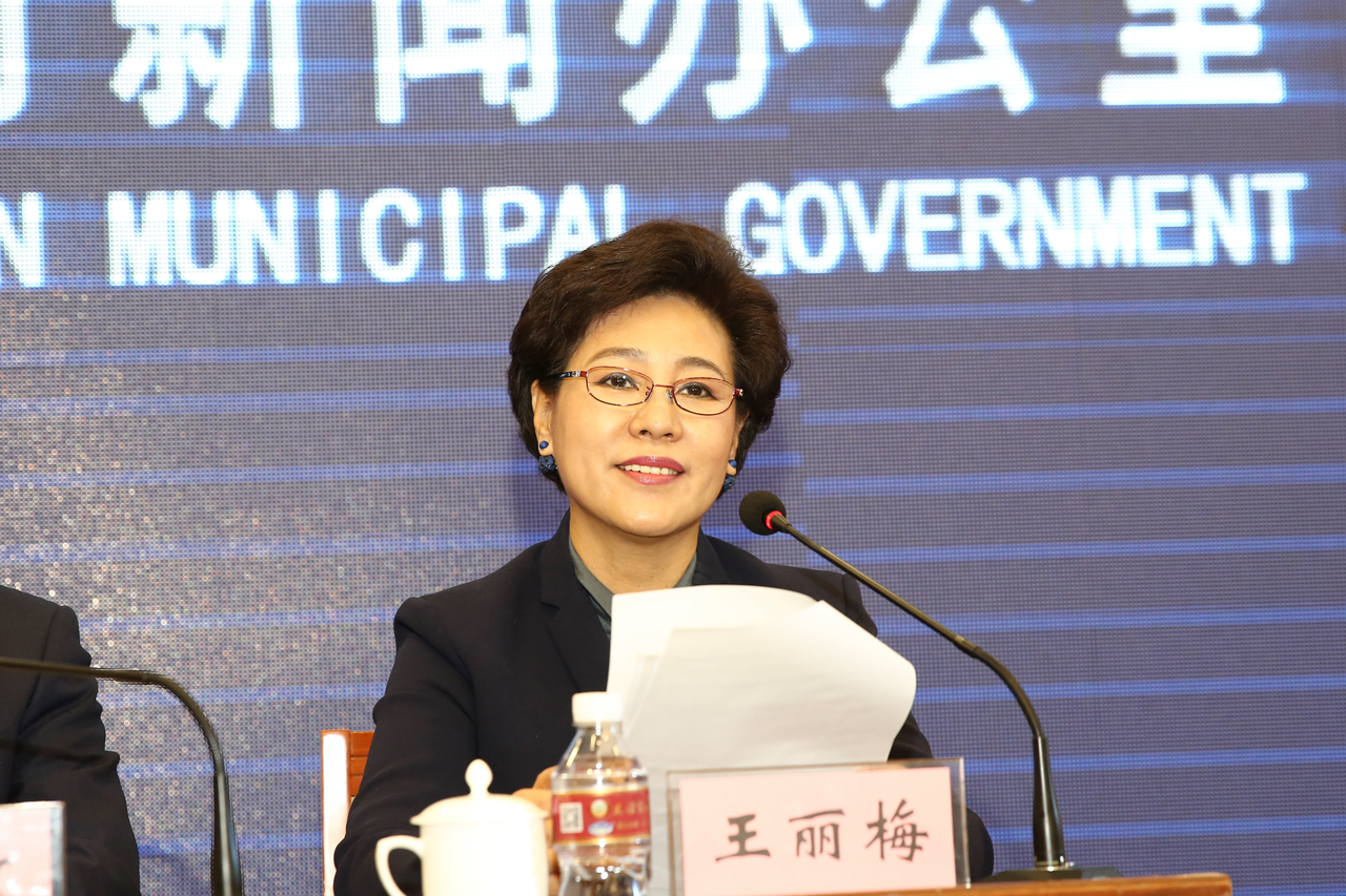 “2018哈尔滨时装周暨首届世界时尚设计师大会”新闻发布会